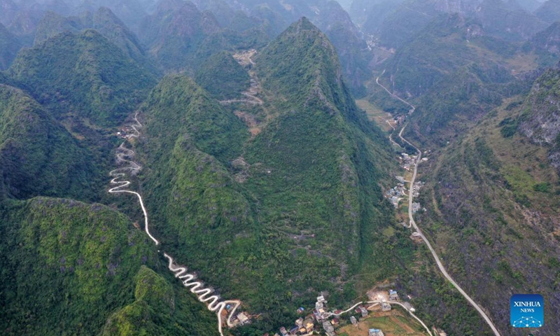 Aerial photo taken on Dec. 2, 2021 shows mountain roads in Dongmiao Township of Du'an Yao Autonomous County, south China's Guangxi Zhuang Autonomous Region.Photo:Xinhua