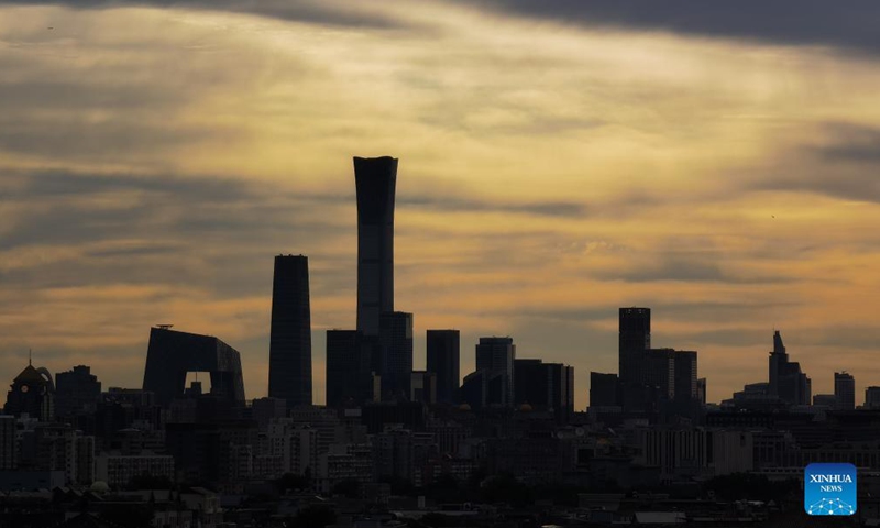 Photo taken with a mobile phone shows building silhouette at sunrise in Chaoyang District of Beijing, capital of China, June 18, 2021. Photo:Xinhua