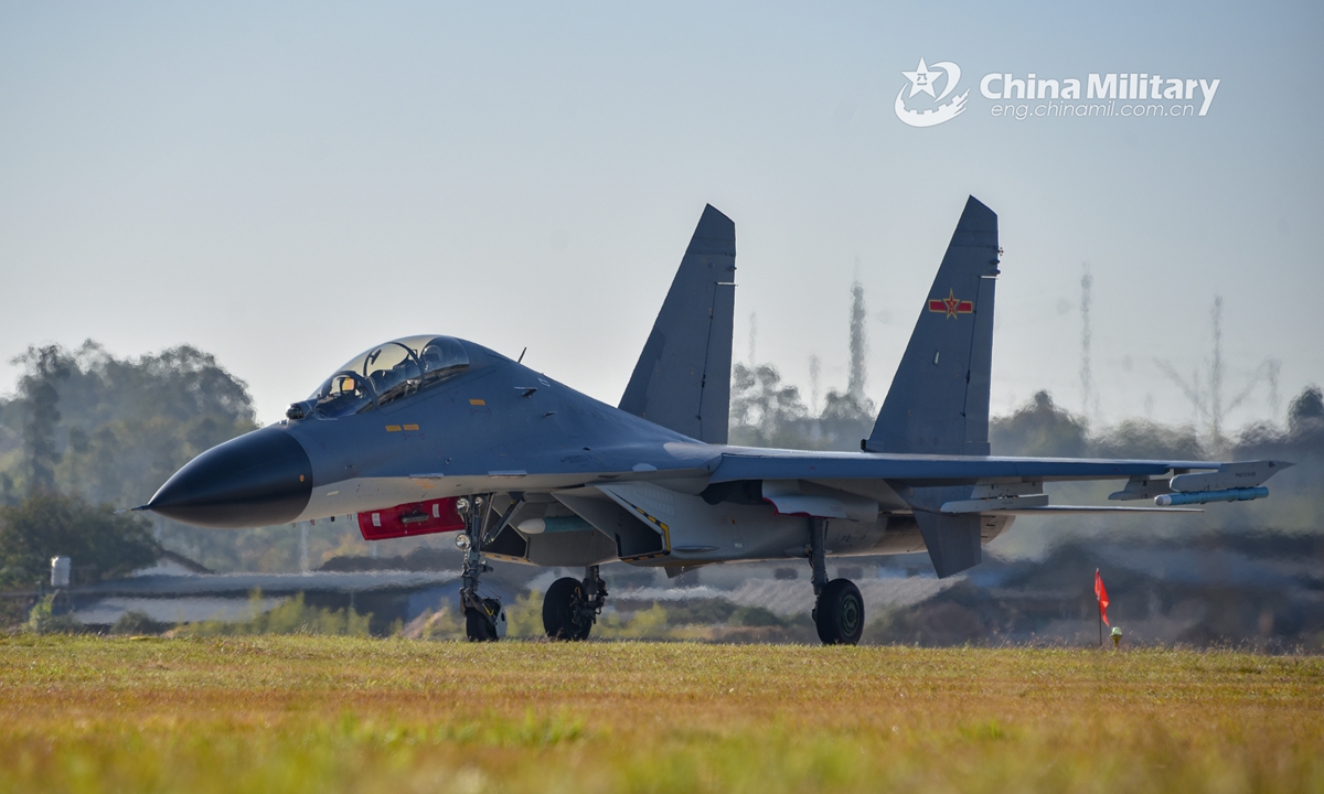 A fighter jet attached to an aviation brigade of the air force under the PLA Eastern Theater Command taxies on the flightline before takeoff during a round-the-clock flight training exercise on November 26, 2021.Photo:China Military