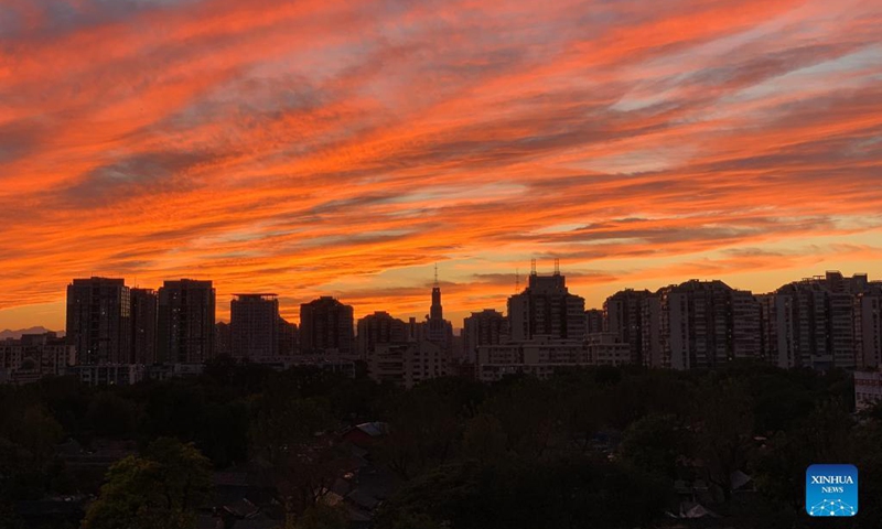 Photo taken with a mobile phone shows sunset glow in Xicheng District of Beijing, capital of China, Oct. 10, 2021. Photo:Xinhua