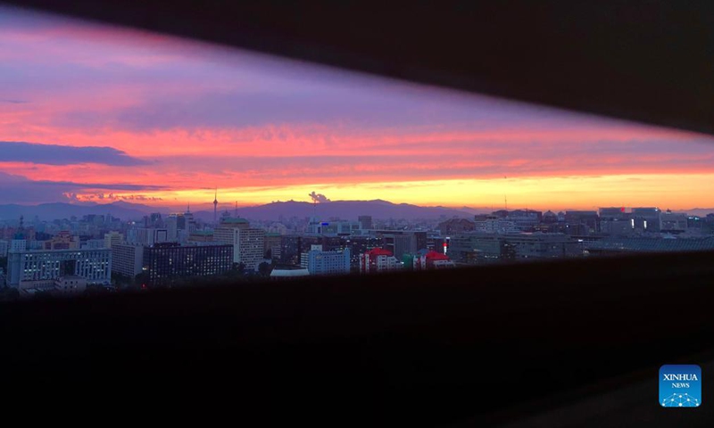 Photo taken with a mobile phone shows sunset glow in Beijing, capital of China, Sept. 16, 2021.Photo:Xinhua