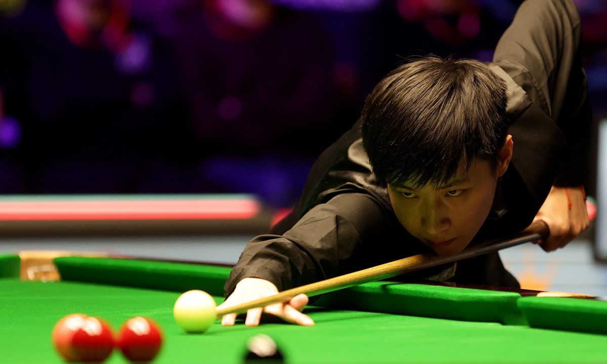 Chinese snooker player Zhao Xintong lines up a shot on December 5, 2021 in York, England. Photo: VCG