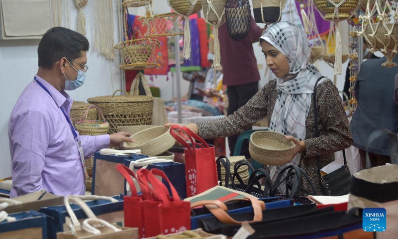 A visitor selects jute handicrafts at a stall during Bangladesh's National Small and Medium Enterprise (SME) Fair in Dhaka, capital of Bangladesh, on Dec. 5, 2021.Photo:Xinhua