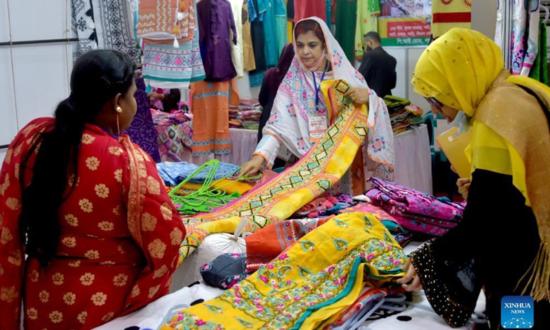 Visitors select products at a stall during Bangladesh's National Small and Medium Enterprise (SME) Fair in Dhaka, capital of Bangladesh, on Dec. 5, 2021.Photo:Xinhua