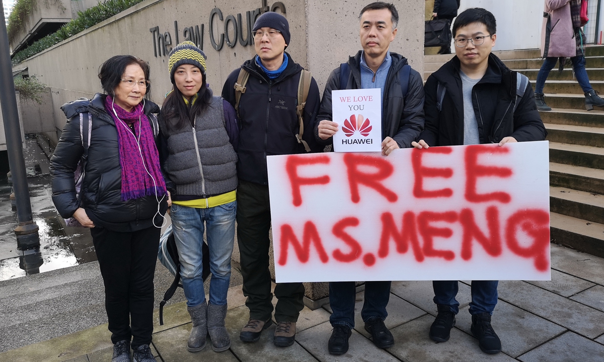 People hold a sign calling for the release of Huawei CFO Meng Wanzhou outside the Supreme Court of British Columbia in Vancouver, Canada, on December 10, 2018. Meng was arbitrarily detained on December 1, 2018 at Vancouver airport and was finally released on September 24, 2021.  Photo: IC