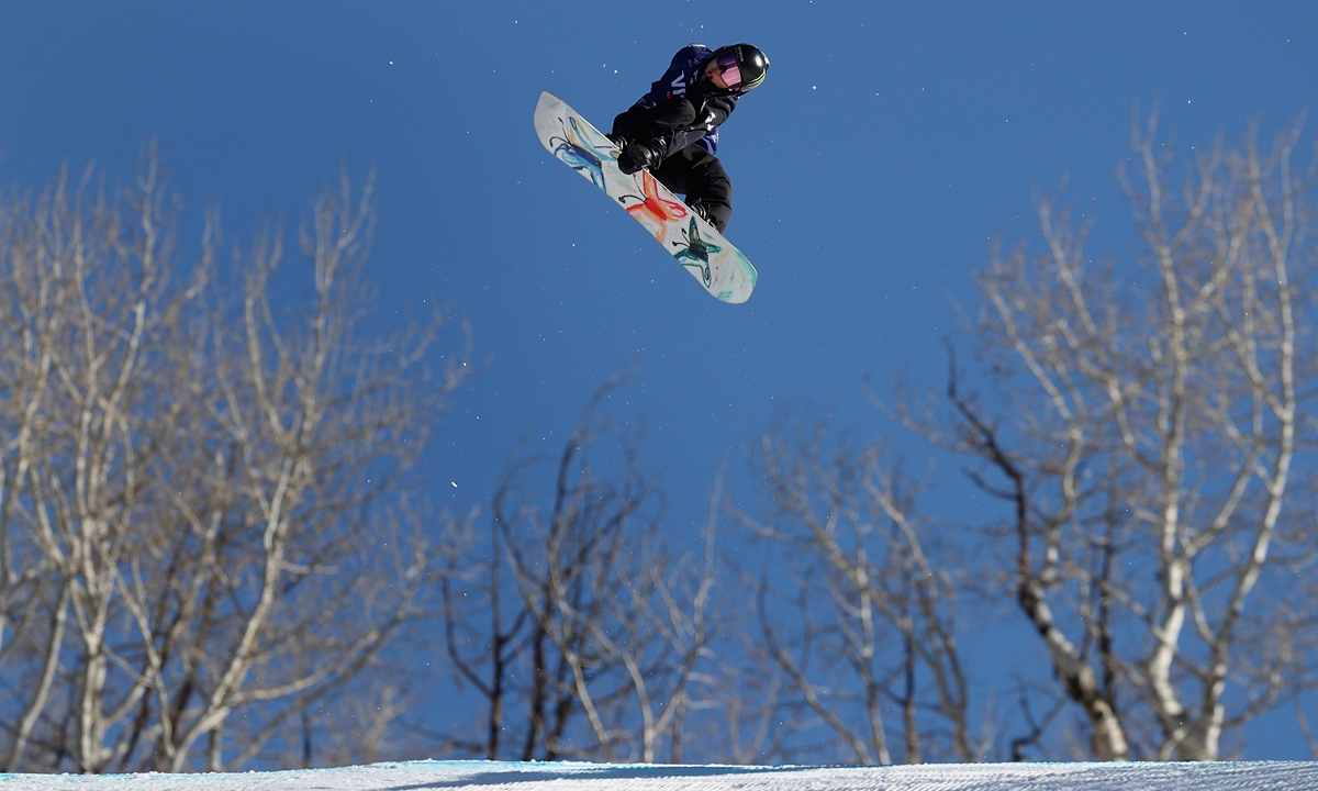 Su Yiming competes on December 4, 2021 in Steamboat Springs, Colorado.  Photo: VCG