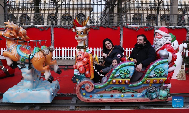 People enjoy themselves at the Christmas market at Jardin des Tuileries in Paris, France, Dec 9, 2021.Photo:Xinhua