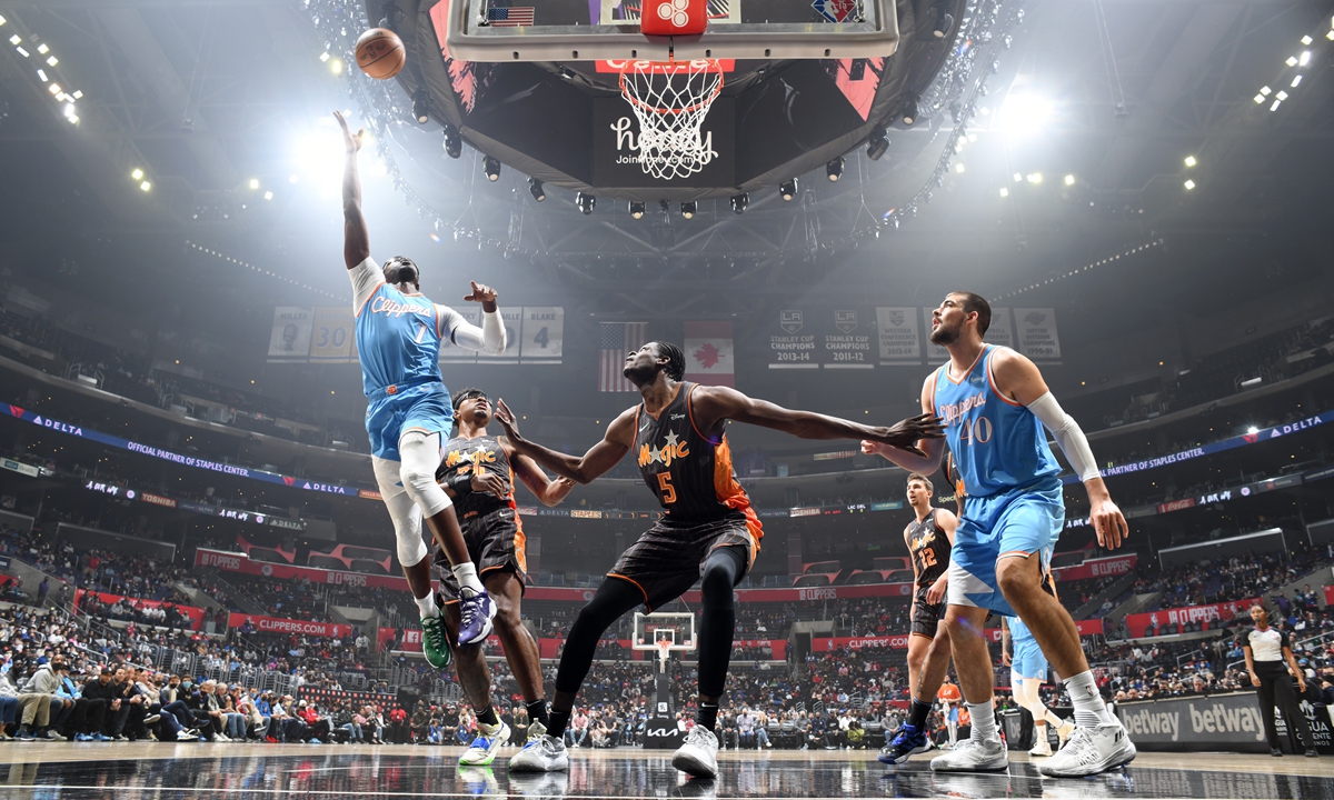 Reggie Jackson of the Los Angeles Clippers shoots the ball against the Orlando Magic on December 11, 2021 in Los Angeles, California. Photo: VCG