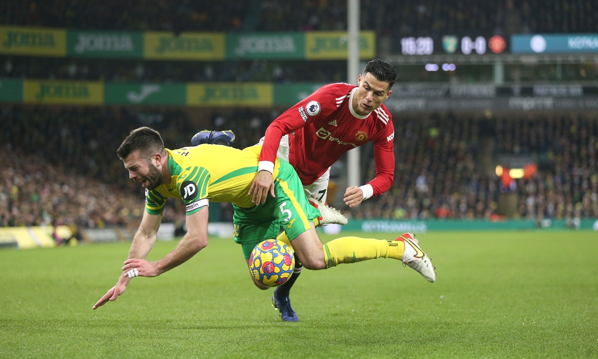 Manchester United's Cristiano Ronaldo (right) clashes with Norwich City's Grant Hanley on December 11, 2021 in Norwich, England.  Photo: VCG