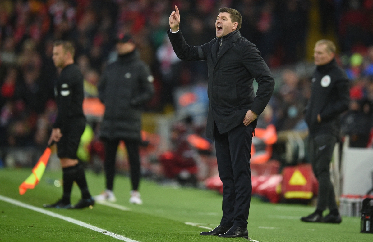 Aston Villa head coach Steven Gerrard gestures from the sidelines during the match between Liverpool and Aston Villa at Anfield in Liverpool, England on December 11, 2021. Photo: VCG