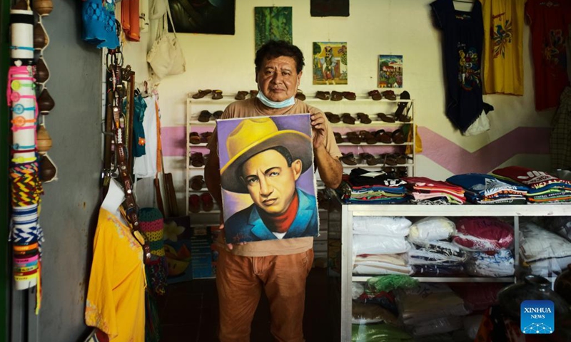 A vendor shows a painting of Nicaragua's national hero Augusto C. Sandino in Masaya Department, Nicaragua on Dec. 12, 2021.(Photo: Xinhua)