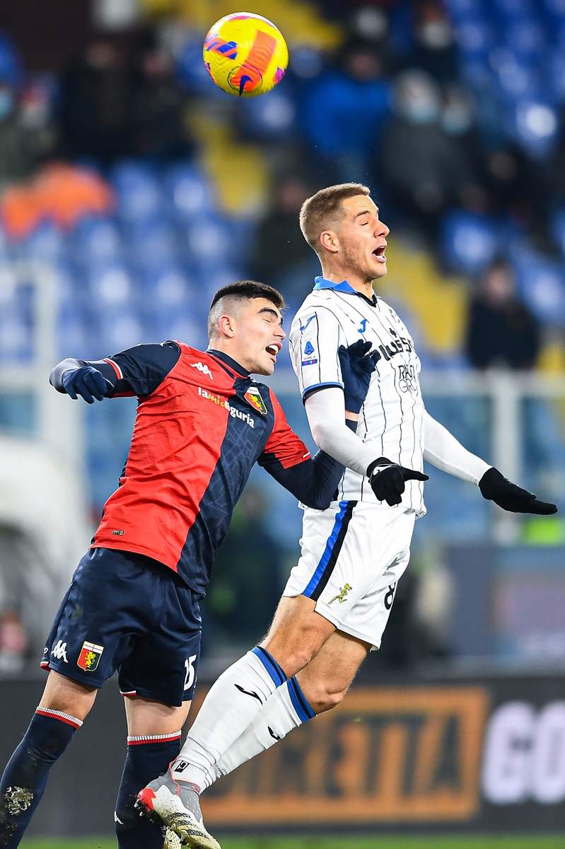 Johan Vasquez (left) of Genoa and Mario Pasalic of Atalanta vie for the ball during the Serie A match between Genoa CFC and Atalanta BC at Stadio Luigi Ferraris on December 21, 2021 in Genoa, Italy. Photo: VCG