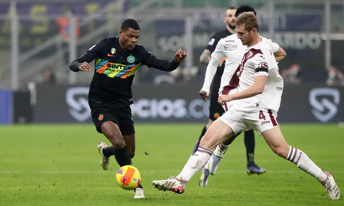 Denzel Dumfries (left) of Inter Milan is challenged by Tommaso Pobega of Torino FC on December 22, 2021 in Milan, Italy. Photo: VCG