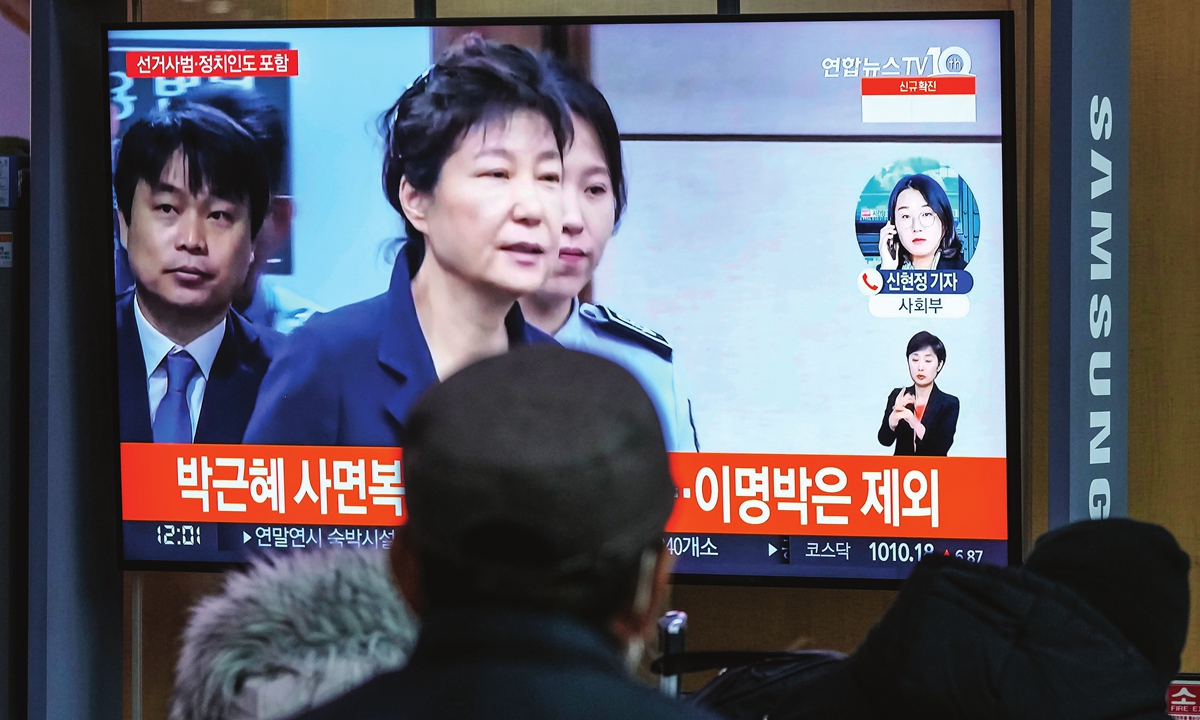 A man passes by a TV screen showing a file image of former South Korean president Park Geun-hye during a news program at the Seoul Railway Station in Seoul, South Korea on December 24, 2021. The South Korean government said Friday it will grant a special pardon to Park, who is serving a lengthy prison term for bribery and other crimes. Photo: VCG