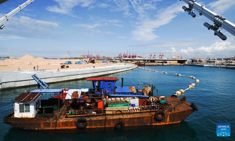 Photo taken on Nov. 30, 2021 shows a construction site at the Colombo's Port City in Sri Lanka. (Xinhua/Tang Lu)