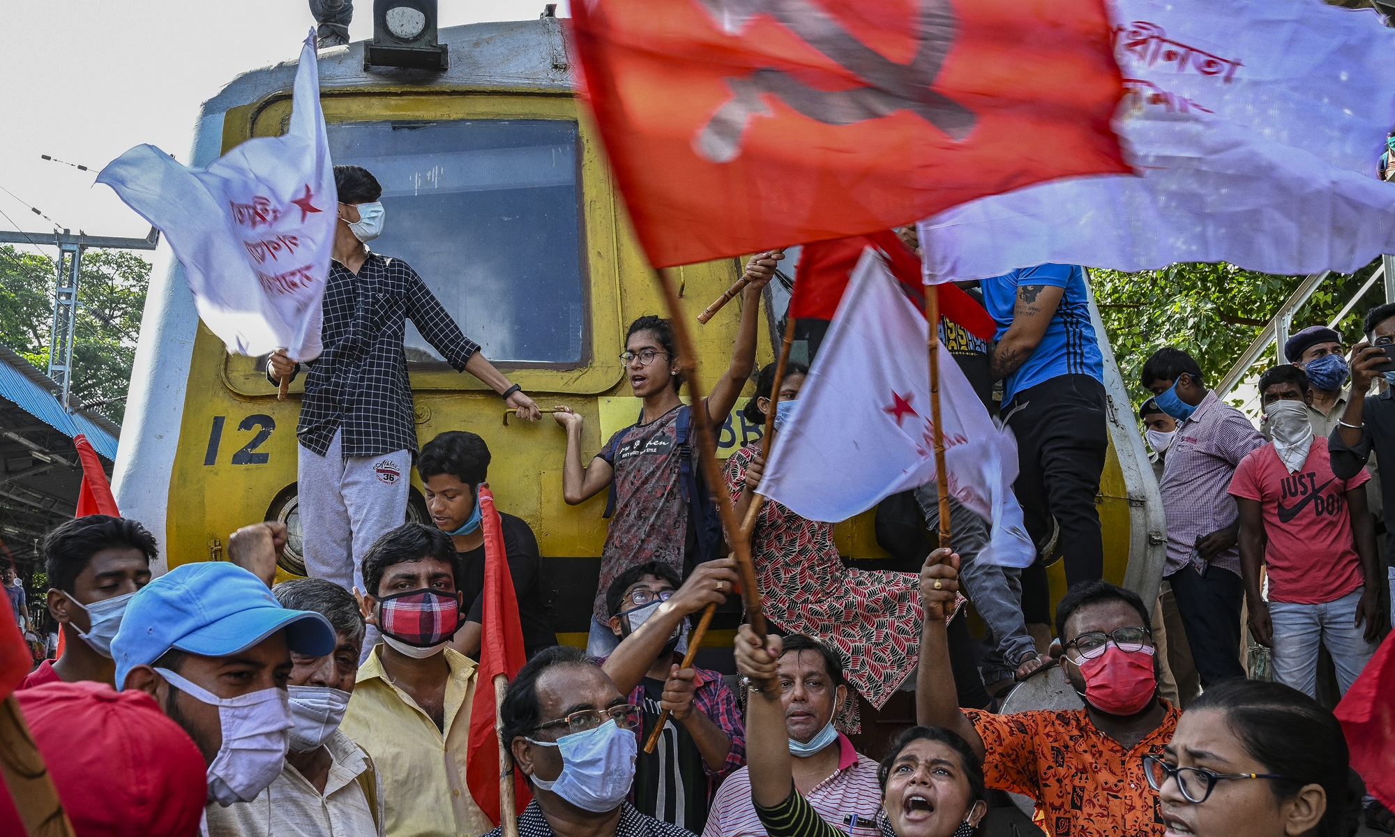 Indian activists and farmers try to stop a train at a railway station in Kolkata to protest against the central government's agricultural reforms on September 27, 2021. Photo: AFP