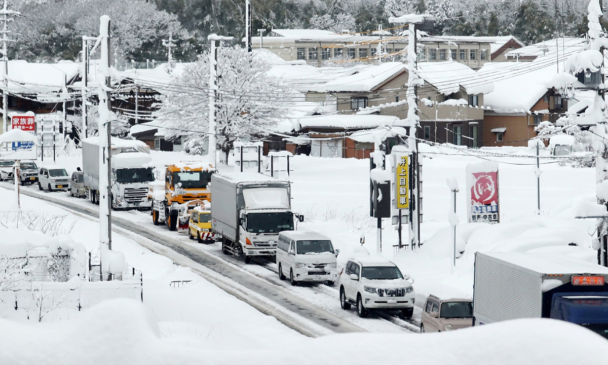 Traffic moves slowly as snow covers the roads in the city of Toyama, Toyama prefecture, Japan brought by an extreme cold front along western and northern parts of the country on December 27, 2021.Photo: AFP