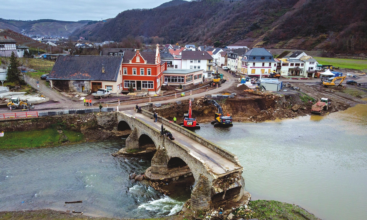 The remains of a bridge in Germany on December 14, 2021 after a flood Photo: VCG