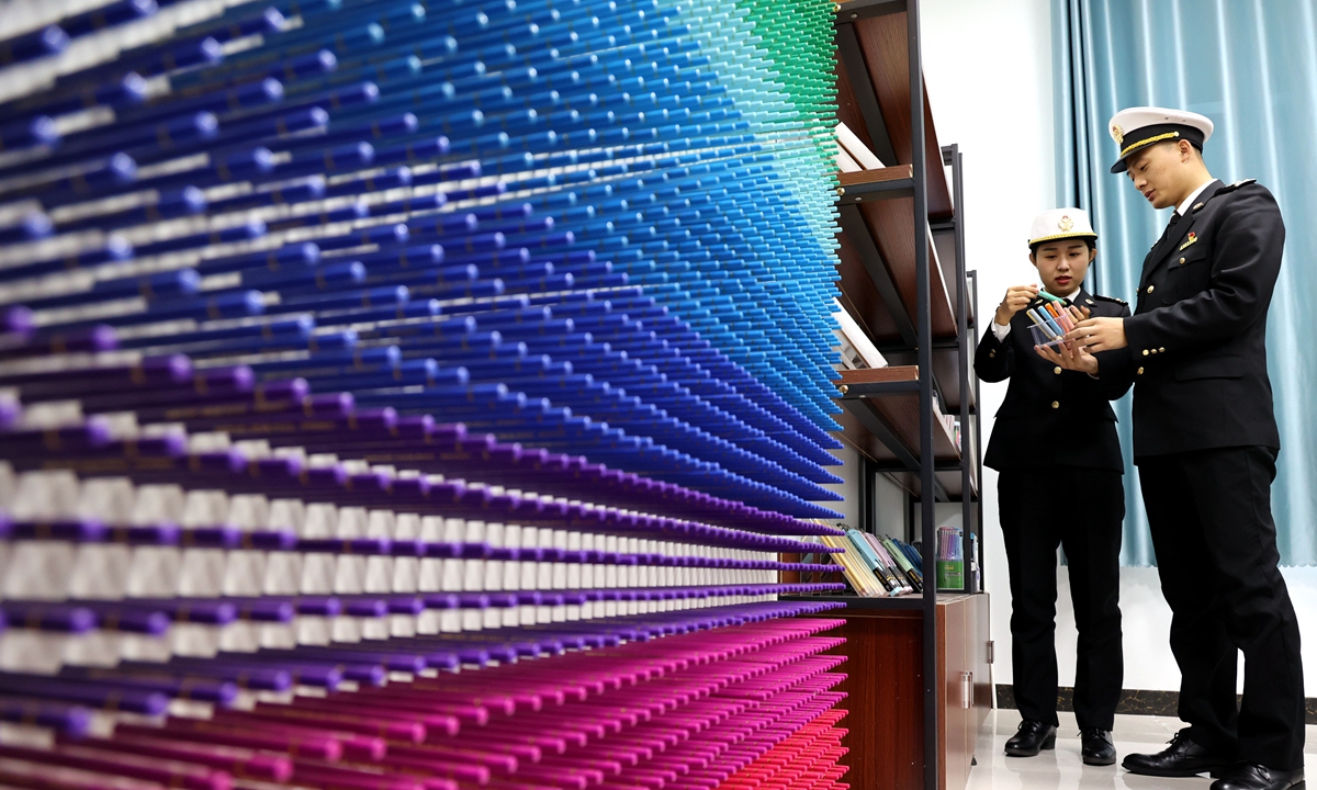 Customs officials inspect color pencils for export at a factory in Binzhou, East China's Shandong Province on December 27, 2021. Binzhou is one of China's major wood pencil production bases, with an annual production capacity of 550 million pencils. The products are sold to more than 30 countries and regions, including Germany, Canada and Japan. Photo: cnsphoto