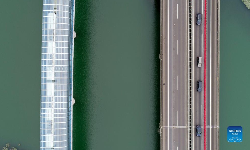 Aerial photo taken on Dec. 26, 2021 shows the Metro Line 16 and Guizihu Bridge in Wuhan, central China's Hubei Province.Photo:Xinhua