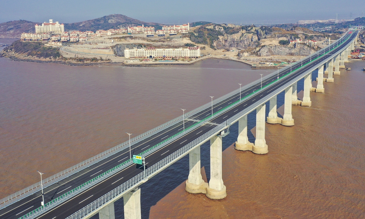 A bridge connecting islands in Zhoushan goes into service on December 29, 2021 in Ningbo, East China's Zhejiang Province. The bridge system, with a total length of 83 kilometers, is China's longest link-to-island expressway and the largest group of sea-crossing bridges. Photo: cnsphoto