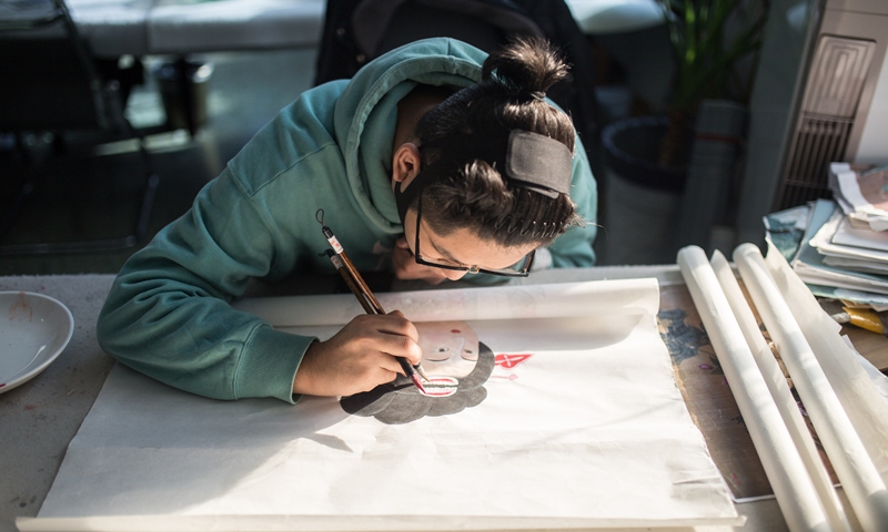 Artist with disabilities draw in traditional Chinese style in the Meiyuantao Art Porcelain Company in Jining. Photos: Shan Jie/GT