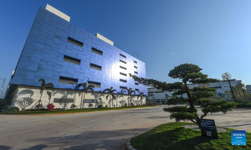 Photo taken on Dec. 5, 2021 shows a factory building and overseas warehouse project at the Yangpu Bonded Port Area in the Yangpu Economic Development Zone, south China's Hainan Province. The Yangpu Bonded Port Area is located in the Yangpu Economic Development Zone of Hainan Free Trade Port. Three standard factory buildings, three overseas warehouses and one office building and supporting facilities inside the area have recently passed the final check and acceptance inspection and will soon start operation. (Xinhua/Pu Xiaoxu)