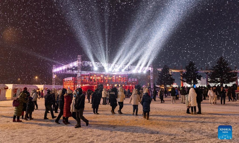 People visit a park in Harbin, northeast China's Heilongjiang Province, Jan. 1, 2022. (Xinhua/Xie Jianfei)