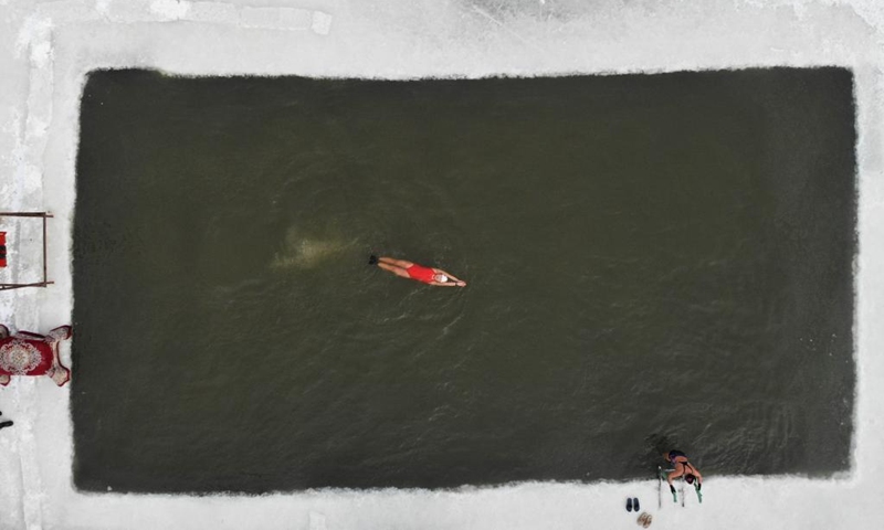 Aerial photo shows a winter swimming enthusiast swimming in the Songhua River in Harbin, northeast China's Heilongjiang Province, Jan. 1, 2022. (Xinhua/Zhang Tao)