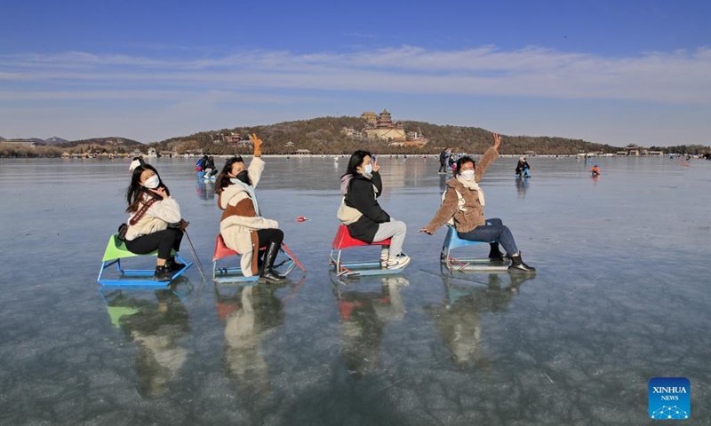 Tourists pose for pictures on Kunming Lake of Summer Palace in Beijing, capital of China, Jan. 2, 2022.Photo:Xinhua