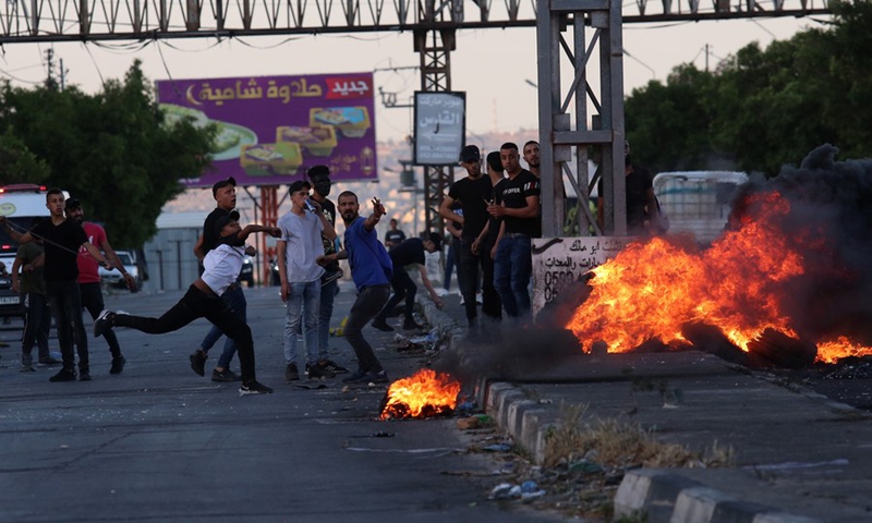 Protesters clash with Israeli soldiers during an anti-Israel protest at a checkpoint near the West Bank city of Nablus, on May 17, 2021.(Photo: Xinhua)