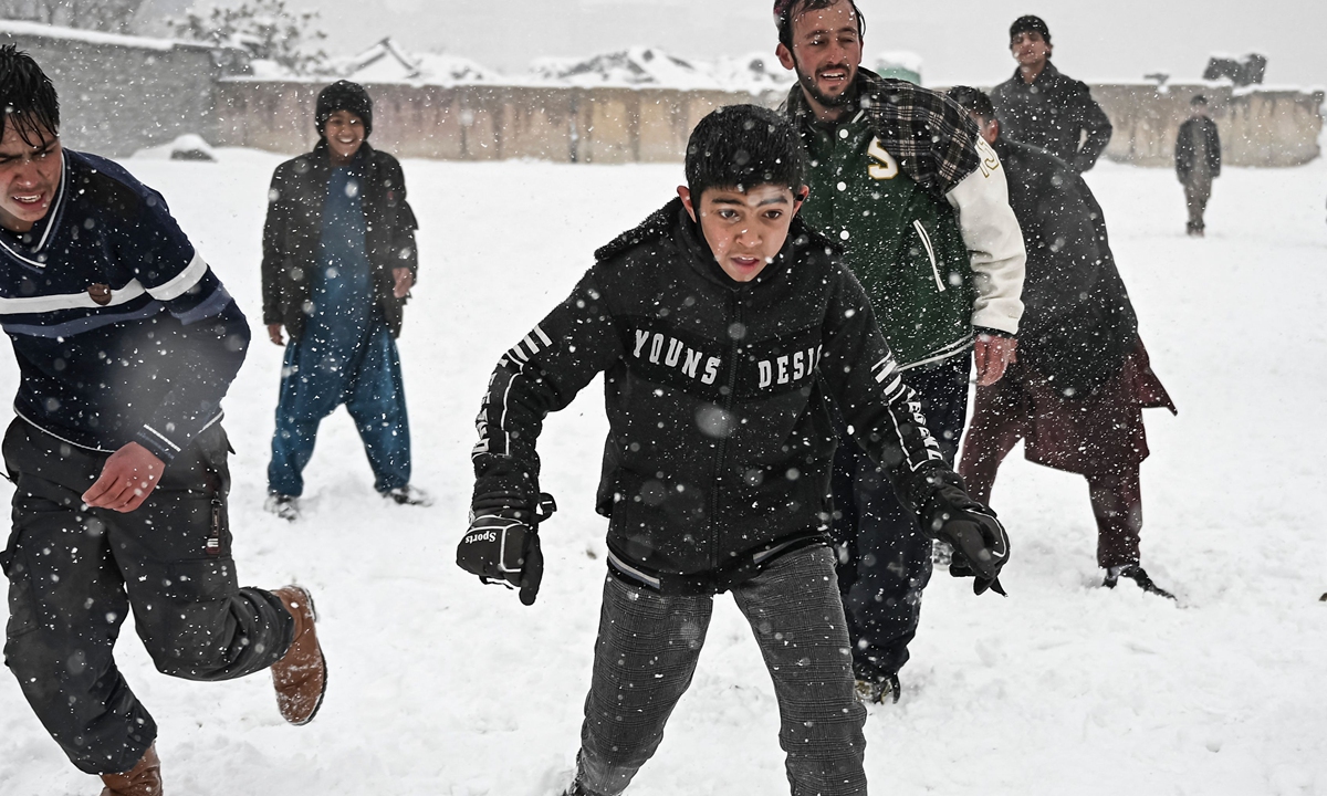 Children play soccer in heavy snow in Kabul, capital city of Afghanistan, on January 4, 2022. At least seven Afghans died and 26 were wounded in multiple traffic accidents on January 3 amid turbulent traffic conditions after heavy snowfall in the Asian country, said local officials. Photo: VCG