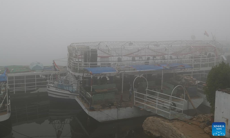 Photo shows a fog-shrouded wharf on the Nile River in Cairo, Egypt, Jan. 4, 2022. A heavy fog on Tuesday hit Cairo, causing poor visibility in the city.(Photo: Xinhua)