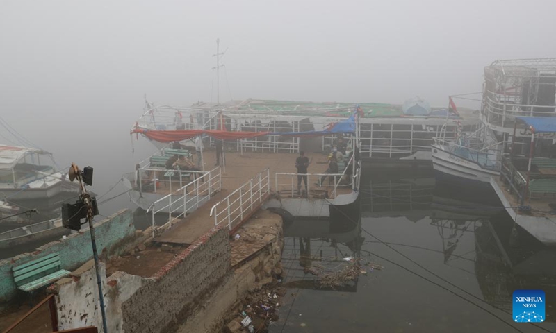 Photo shows a fog-shrouded wharf on the Nile River in Cairo, Egypt, Jan. 4, 2022. A heavy fog on Tuesday hit Cairo, causing poor visibility in the city.(Photo: Xinhua)