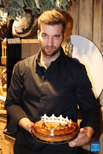 A baker displays the traditional Epiphany cake (galette des rois) at a bakery in La Turbie, France, Jan. 5, 2022. Galette des rois, which means the cake of king, is a traditional French dessert.(Photo: Xinhua)