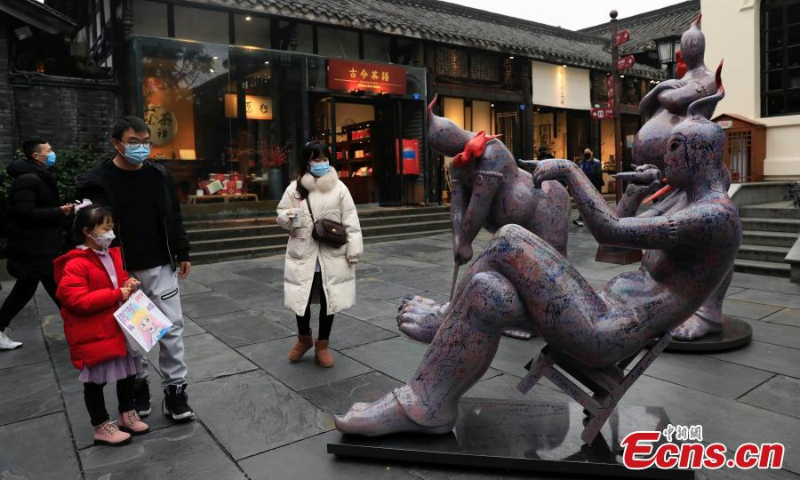 Photo taken on January 9, 2022 shows sculptures of rap pottery figurines in Kuanzhai Alley, Chengdu City, southwest China's Sichuan Province. (Photo: China News Service/Wang Lei)