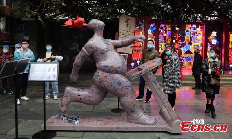 Photo taken on January 9, 2022 shows a sculpture of a rap pottery figurine in Kuanzhai Alley, Chengdu City, southwest China's Sichuan Province. (Photo: China News Service/Wang Lei)