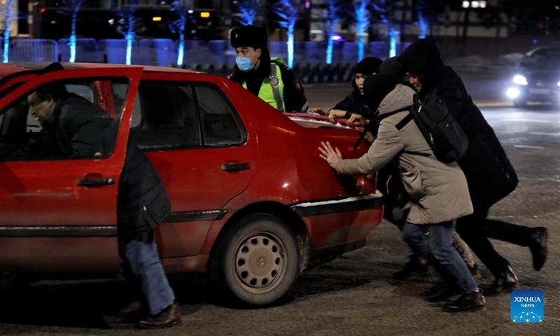 A police officer requires a car to leave the city hall in Nur-Sultan, Kazakhstan, Jan. 5, 2022. Kazakh President Kassym-Jomart Tokayev declared a state of emergency in the Kazakh city of Almaty and the Mangystau Region in southwest Kazakhstan on Wednesday. The mounting unrest prompted the Kazakh government to seek help from the Collective Security Treaty Organization, which has decided to deploy peacekeeping forces to Kazakhstan. (Photo: Xinhua)