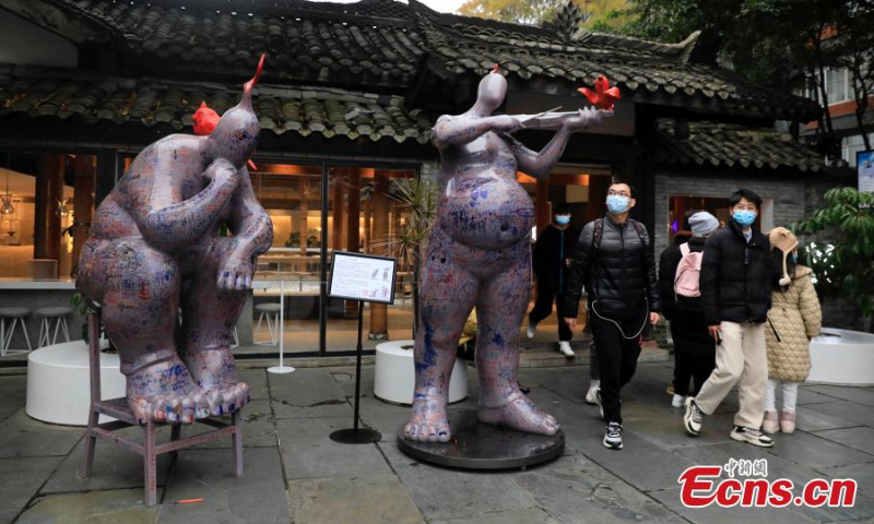 Photo taken on January 9, 2022 shows sculptures of rap pottery figurines in Kuanzhai Alley, Chengdu City, southwest China's Sichuan Province. (Photo: China News Service/Wang Lei)