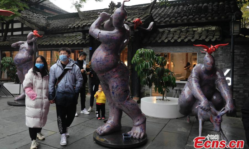 Photo taken on January 9, 2022 shows sculptures of rap pottery figurines in Kuanzhai Alley, Chengdu City, southwest China's Sichuan Province. (Photo: China News Service/Wang Lei)