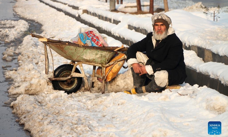 A man waits for work in Kabul, Afghanistan, Jan. 5, 2022. Heavy snow started falling across the country on Monday, bringing new hardships to needy families who have little food to eat and no way to heat their makeshift shelters. Many with no choice but to scavenge on the streets of Kabul.(Photo: Xinhua)