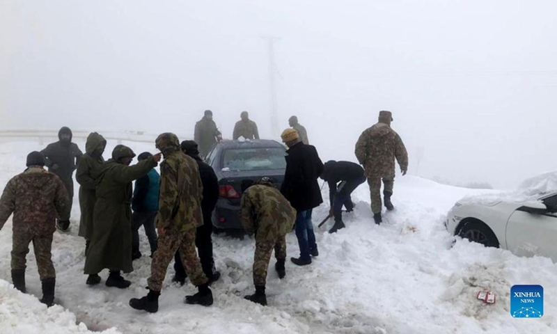 Photo released by Inter-Services Public Relations (ISPR) shows that Pakistani soldiers carry out rescue work in Murree, northern Pakistan, on Jan. 8, 2022.Photo:Xinhua