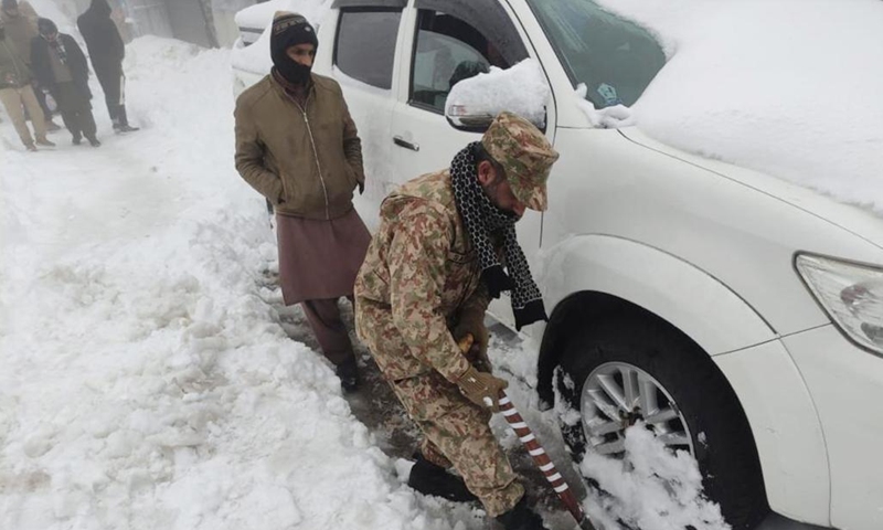 Photo released by Inter-Services Public Relations (ISPR) shows that Pakistani soldiers carry out rescue work in Murree, northern Pakistan, on Jan. 8, 2022.Photo:Xinhua