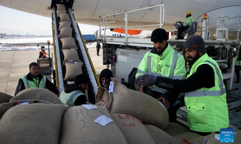 Workers load pine nuts into a plane at Kabul International Airport in Kabul, Afghanistan, on Jan. 10, 2022. A cargo flight carrying a fresh shipment of pine nuts left Kabul for China on Monday, authorities said.(Photo: Xinhua)