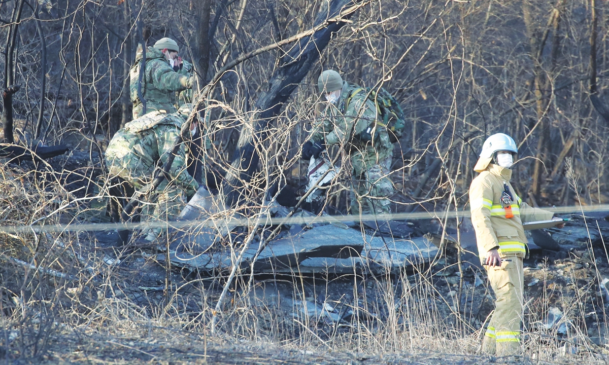 Members of the South Korean military examine the crash site of a F5 fighter jet on a hill in Hwaseong, about 40 kilometers south of Seoul, South Korea, on January 11, 2022. The fighter jet crashed during takeoff leading to a male pilot's death in the accident. Photo: VCG