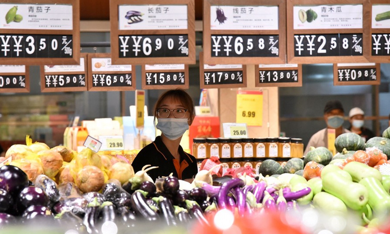 A customer buys vegetables at a supermarket in Handan, North China's Hebei province.Photo：Xinhua