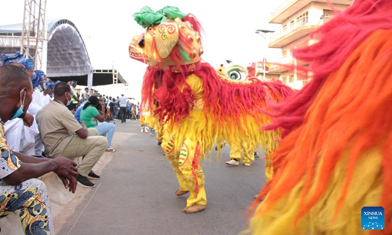 Members of the Chinese martial arts club of the Chinese Cultural Center perform a lion dance in a parade during the fifth International Festival of Porto-Novo in Porto-Novo, Benin, on Jan. 10, 2022. (Photo: Xinhua)