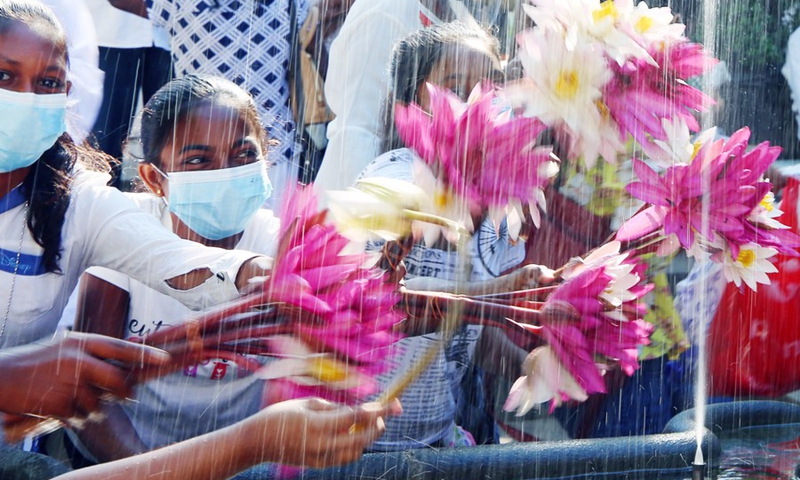 People celebrate the full moon Poya Day in Colombo, Sri Lanka, Jan. 17, 2022.(Photo: Xinhua)