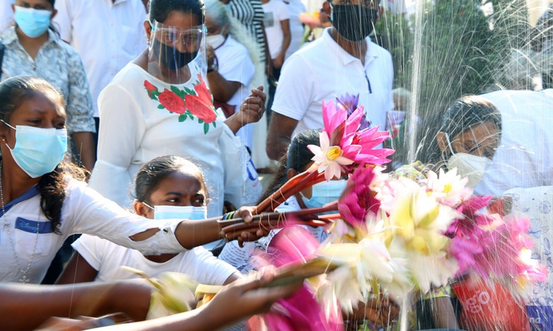 People celebrate the full moon Poya Day in Colombo, Sri Lanka, Jan. 17, 2022.(Photo: Xinhua)