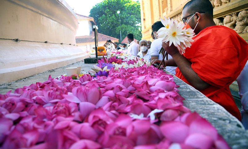 People celebrate the full moon Poya Day in Colombo, Sri Lanka, Jan. 17, 2022.(Photo: Xinhua)